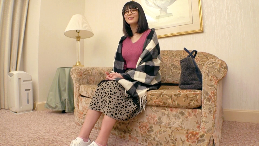 261ARA-362 【メガネ女子】27歳【毎日オナニー】りんちゃん参上！箱根で旅館の仲居さんをしている彼女の応募理由は『箱根夜はする事ないんです…』彼氏募集中でSEX大好きなのに1年間【… (2)