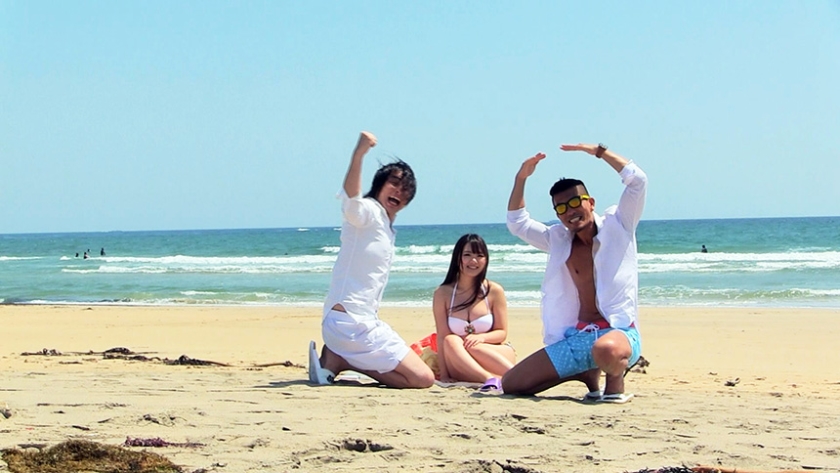 016SHE-452 夏だよっ！海ナンパ 1枚めくれば即ま〇こ…素人ビキニギャルのマン汁がぶ飲みパラダイス (19)