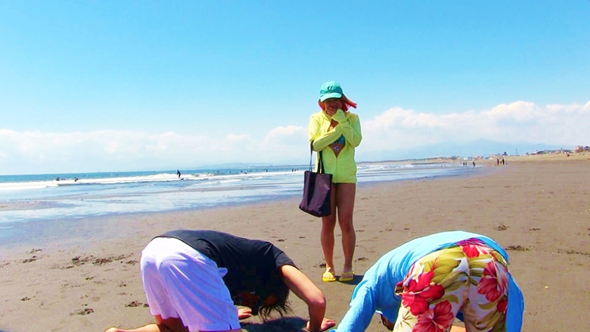 016SHE-452 夏だよっ！海ナンパ 1枚めくれば即ま〇こ…素人ビキニギャルのマン汁がぶ飲みパラダイス (6)