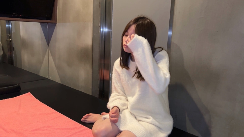 534IND-082 【個人撮影】垢抜け無いスレンダー系美女と鏡張りのレンタルルームでパパ活_生チンのおねだりに中出し対応 (3)